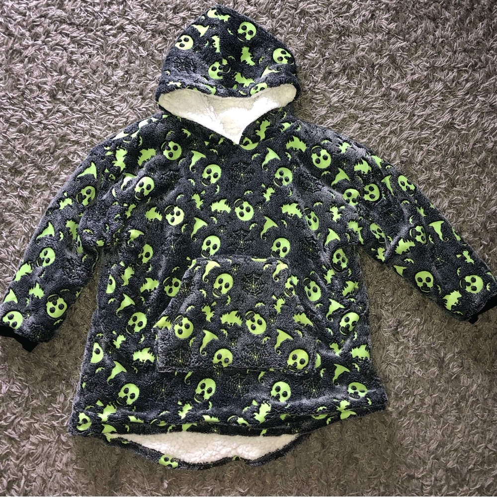 Unisex Skull Halloween Wearable Blanket, Size S/M, New Without Tags